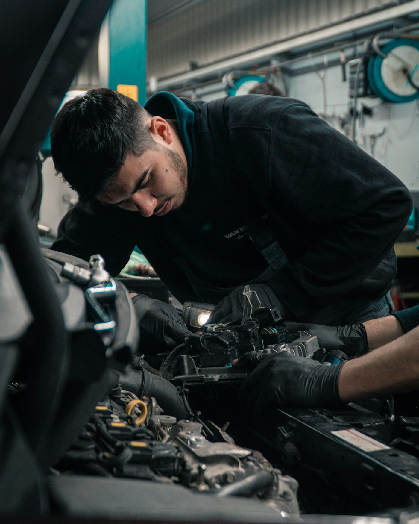 Mechaniker arbeitet im Motorraum eines Autos