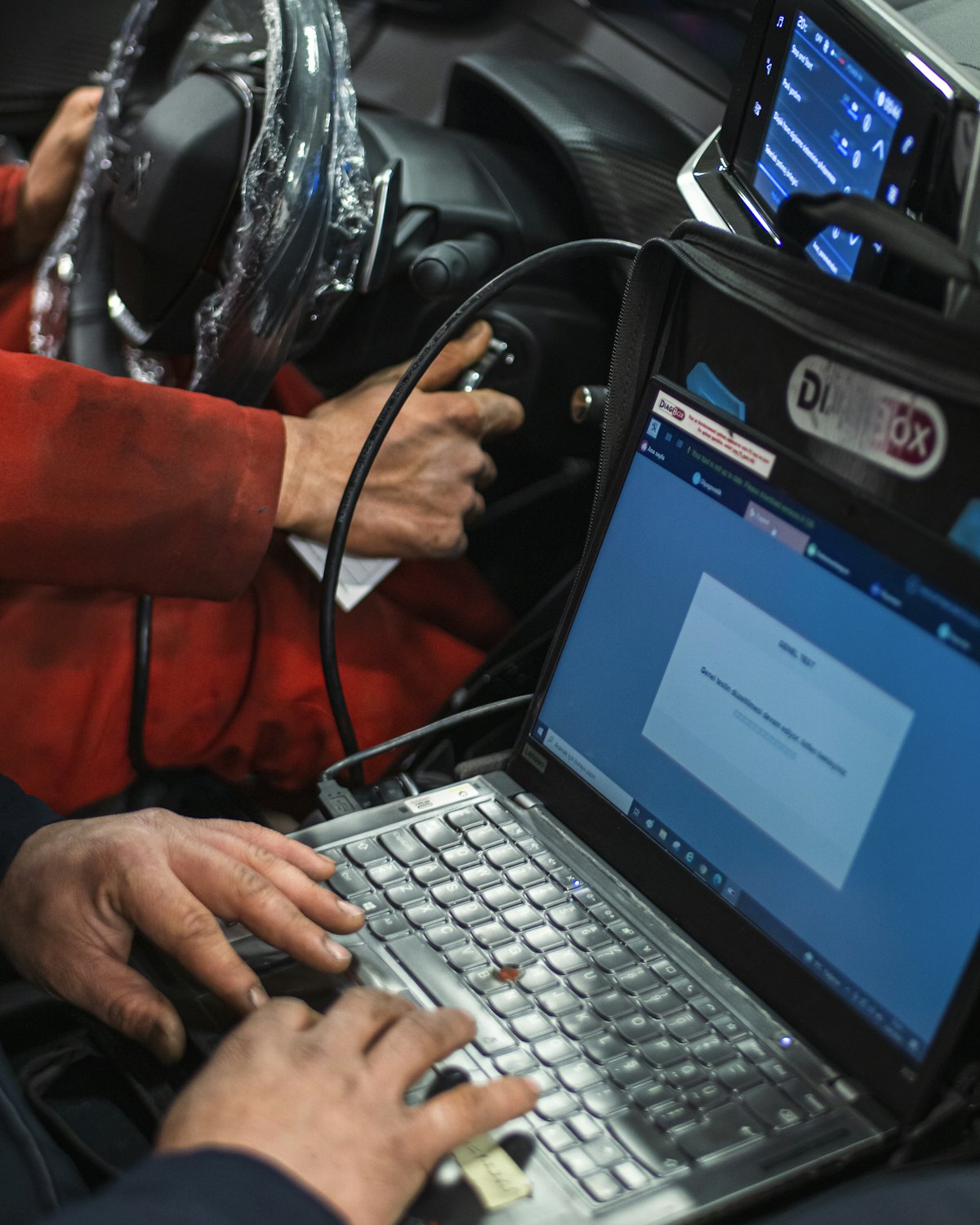 Fehlerdiagnose am Laptop im Fahrzeuginnenraum